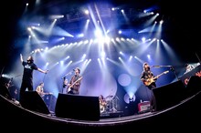 夜の本気ダンスとCreepy Nuts。（撮影：キムラユキ）