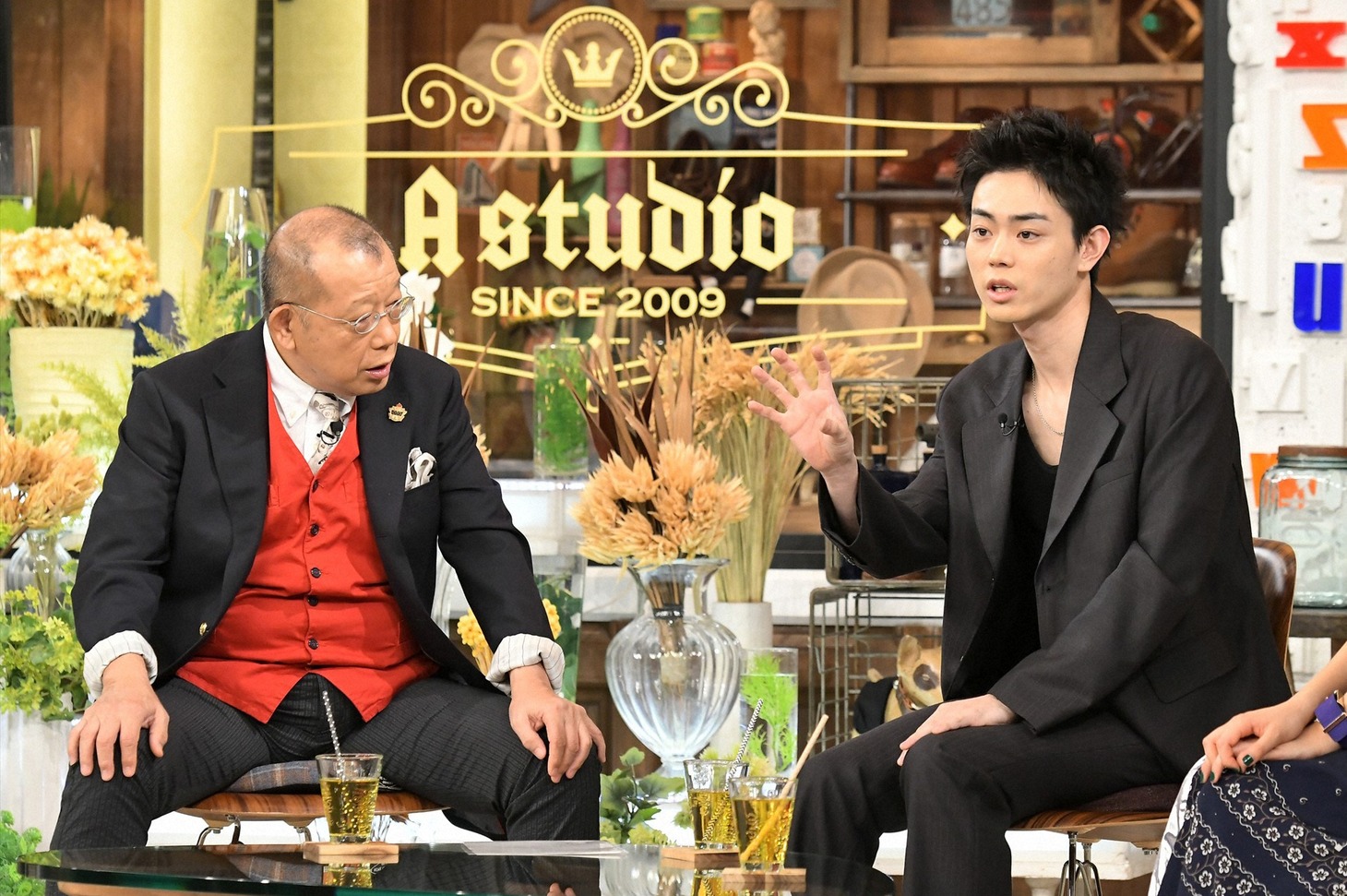 左から笑福亭鶴瓶、菅田将暉。(c)TBS