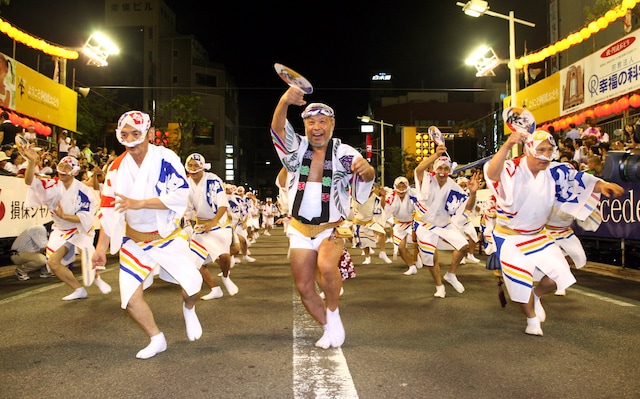 「徳島市阿波おどり」での娯茶平の男踊り。（写真提供：徳島市）