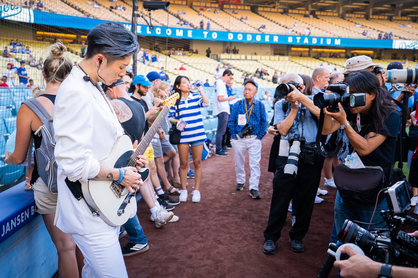 現地の記者を前に演奏するMIYAVI。（Photo by ZB Images）