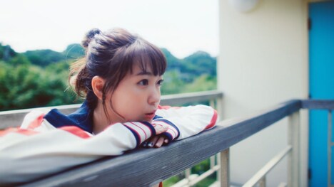 斉藤朱夏「くつひも」ミュージックビデオのワンシーン。