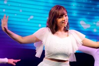 人気画像6位は「篠崎愛、歌とダンスに衣装でも魅せたワンマンライブ『令和最初のラブ祭』」より、篠崎愛。（撮影：上飯坂一）