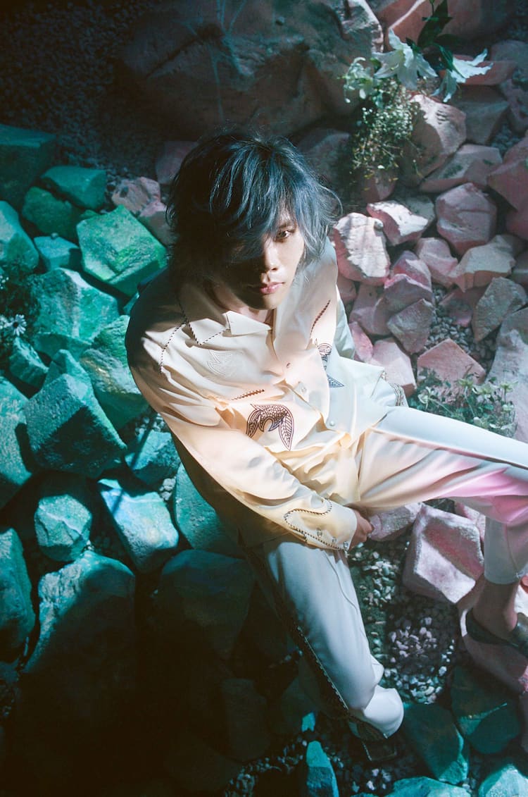 米津玄師 馬と鹿 全収録内容を発表 最新ビジュアルで髪が水色に 音楽ナタリー