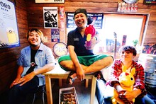 THE SKIPPERS。左からTAKAO（B）、JAGGER（G, Vo）、オイス（Dr）。