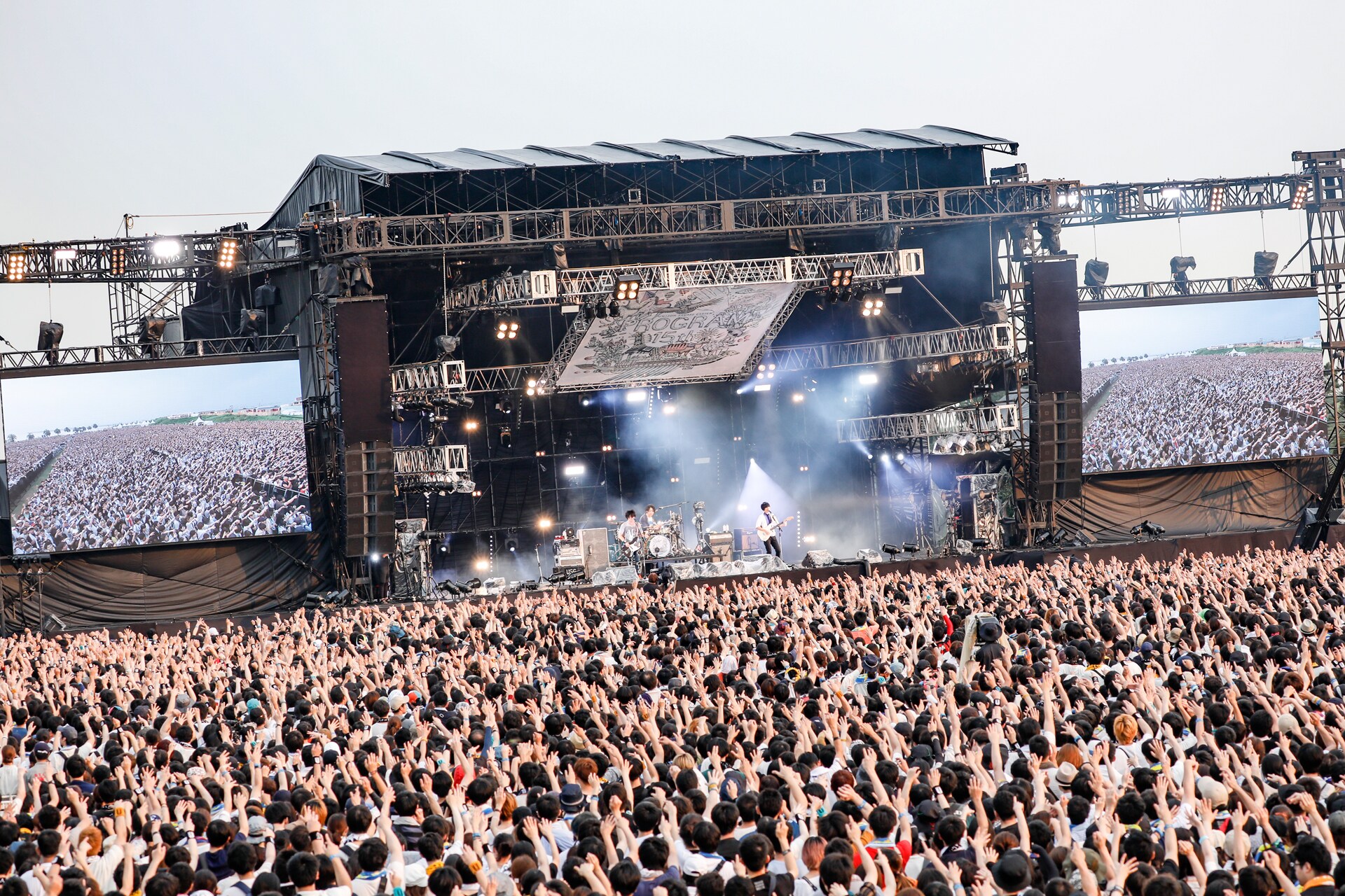 ユニゾン結成15周年ライブ、2万5000人を前に26曲披露「すげえバンドだ