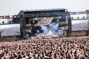 人気画像7位は「ユニゾン結成15周年ライブ、2万5000人を前に26曲披露『すげえバンドだな！』」より、UNISON SQUARE GARDEN「プログラム 15th」の様子。（撮影：にしゆきみ）