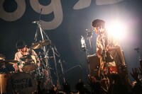 左からせとゆいか（Dr, Cho）、石原慎也（Vo, G）。