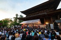 「『響』×『娯』世界遺産奉納コンサート -THE SOUNDS OF JAPAN-」奈良・金峯山寺蔵王堂 本堂前公演の様子。（Photo by Yuta Ito）
