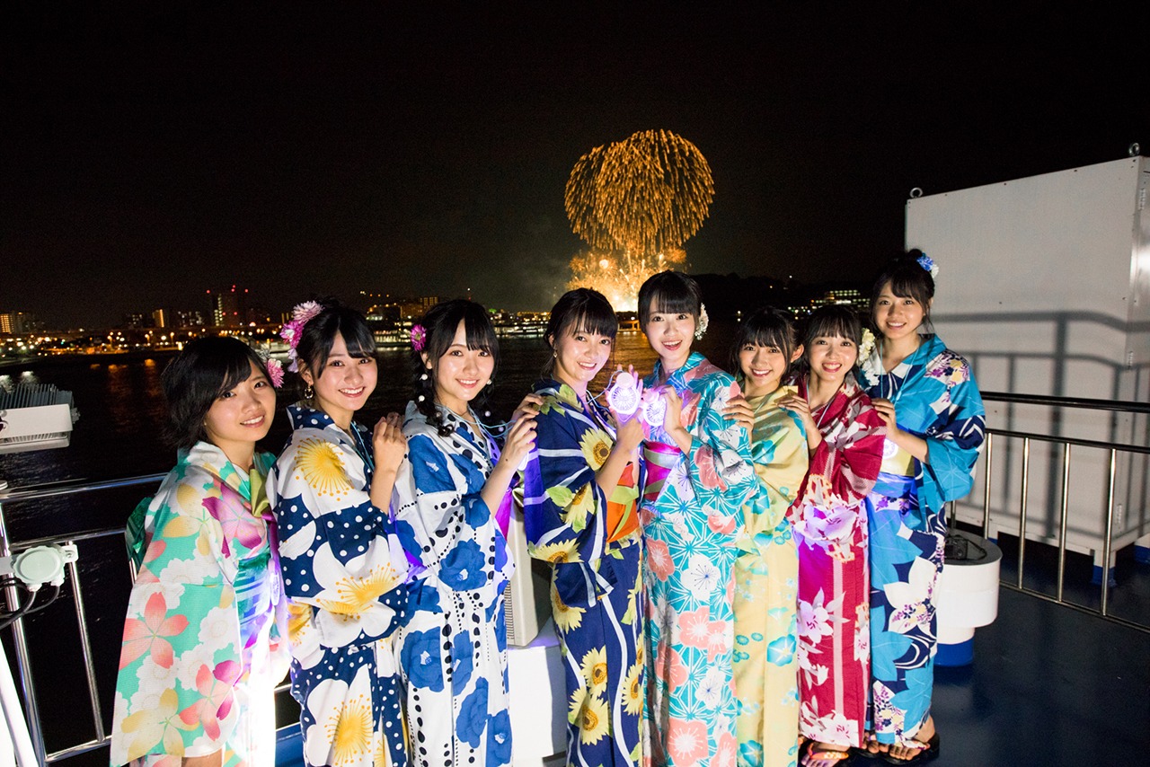 「2019年 広島みなと 夢 花火大会」の鑑賞会を行うSTU48メンバー。(c)STU