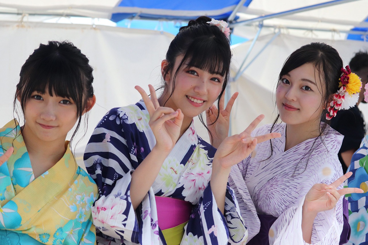 左から門脇実優菜、磯貝花音、由良朱合。(c)STU