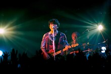 左から寺中友将（Vo, G / KEYTALK）、八木優樹（Dr, Cho / KEYTALK）。（撮影：イシワタタツル）