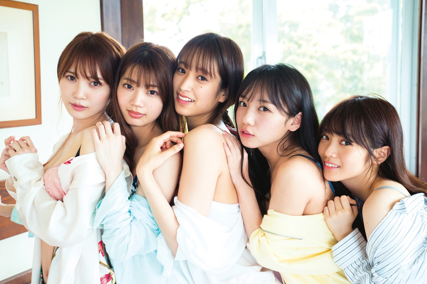 人気画像4位は「日向坂46初の写真集よりランジェリーカット公開『恥ずかしいけどぜひ見てください！』」より、日向坂46「立ち漕ぎ」の掲載写真。左から加藤史帆、高本彩花、佐々木久美、齊藤京子、宮田愛萌。（Photo by YOROKOBI）