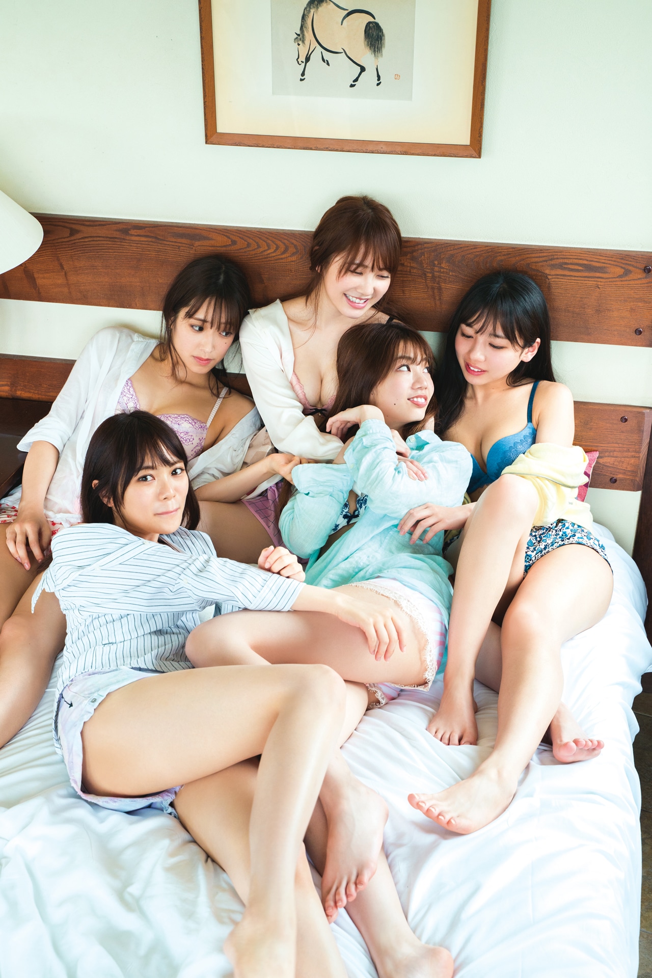 人気画像1位は「日向坂46初の写真集よりランジェリーカット公開『恥ずかしいけどぜひ見てください！』」より、日向坂46「立ち漕ぎ」の掲載写真。左下から時計回りに宮田愛萌、佐々木久美、加藤史帆、高本彩花、齊藤京子。（Photo by YOROKOBI）