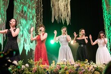 ハコムス1期生の神岡実希、門前亜里、我妻桃実、内山珠希、鉄戸美桜（左から）。