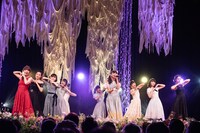 ハコイリ▽ムスメ現役メンバーとOGによるコラボレーションの様子。