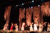 ハコイリ▽ムスメ現役メンバーとOGによるコラボレーションの様子。