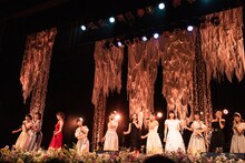 ハコイリ▽ムスメ現役メンバーとOGによるコラボレーションの様子。