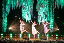 バレエを披露する我妻桃実、戸羽望実、吉田万葉（左から）。