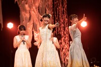 この春加入した5期生の山本花奈（左）と依田彩花（右）。