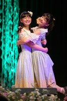 抱き合う新リーダーの吉田万葉（左）と3代目リーダーの我妻桃実（右）。