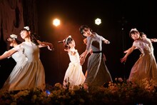 ハコイリ▽ムスメ3期メンバーの星里奈を交えたパフォーマンスの様子。