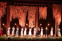 エア長縄跳びをするハコムス現役＆OG。