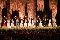 ハコイリ▽ムスメ現役メンバーとOGによるコラボレーションの様子。