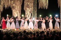 現役＆OGメンバー13人で「なかよし」を歌うハコイリ▽ムスメ。