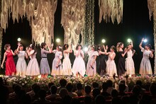 現役＆OGメンバー13人で「なかよし」を歌うハコイリ▽ムスメ。