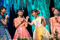 じゃれ合うハコムス5期メンバーの依田彩花（左から2番目）と山本花奈（右から2番目）。