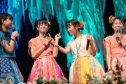 じゃれ合うハコムス5期メンバーの依田彩花(左から2番目)と山本花奈(右から2番目)。