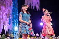 最後に2人ステージに残って挨拶する新リーダーの吉田万葉（左）と新サブリーダーの井上姫月（右）。