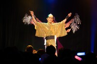 春斗による「アキシマサンバII」歌唱の様子。