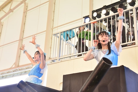 左から坂井仁香、小泉遥香。