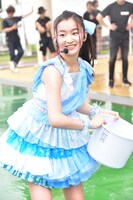 バケツで宣伝部員に水をかける杏ジュリア。