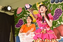 水風船を投げる小泉遥香。