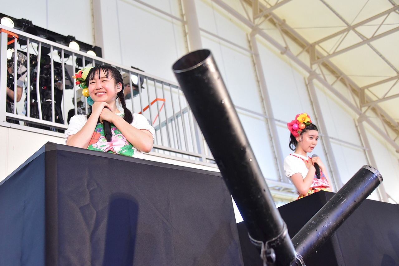 左から吉川ひより、坂井仁香。