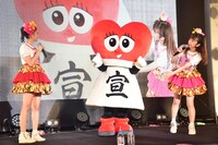 左から坂井仁香、パブりん、小泉遥香。