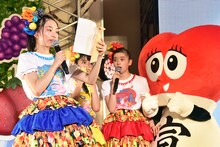 手紙を読み上げる辻野かなみ（左）。