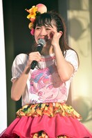 Zeppツアー開催決定の発表を受け、思わず涙を流す小泉遥香。