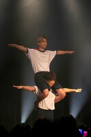 TAKAと綾介による「風車」。（撮影：牛島康介）