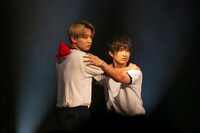 TAKA（左）と綾介。（撮影：牛島康介）