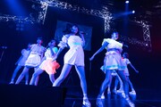 アップアップガールズ（2）「アップアップガールズ（2） ライブツアー2019 アオイハル アツイナツ」東京・新宿ReNY公演の様子。（写真提供：YU-Mエンターテインメント）