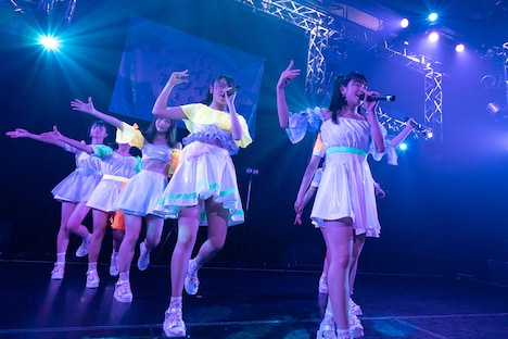 アップアップガールズ（2）「アップアップガールズ（2） ライブツアー2019 アオイハル アツイナツ」東京・新宿ReNY公演の様子。（写真提供：YU-Mエンターテインメント）
