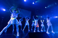 アップアップガールズ（2）「アップアップガールズ（2） ライブツアー2019 アオイハル アツイナツ」東京・新宿ReNY公演の様子。（写真提供：YU-Mエンターテインメント）