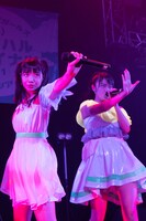 アップアップガールズ（2）「アップアップガールズ（2） ライブツアー2019 アオイハル アツイナツ」東京・新宿ReNY公演の様子。（写真提供：YU-Mエンターテインメント）