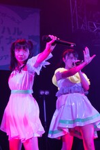 アップアップガールズ（2）「アップアップガールズ（2） ライブツアー2019 アオイハル アツイナツ」東京・新宿ReNY公演の様子。（写真提供：YU-Mエンターテインメント）