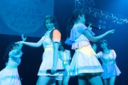 アップアップガールズ（2）「アップアップガールズ（2） ライブツアー2019 アオイハル アツイナツ」東京・新宿ReNY公演の様子。（写真提供：YU-Mエンターテインメント）