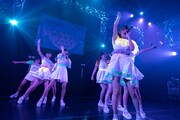 アップアップガールズ（2）「アップアップガールズ（2） ライブツアー2019 アオイハル アツイナツ」東京・新宿ReNY公演の様子。（写真提供：YU-Mエンターテインメント）