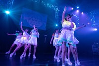 アップアップガールズ（2）「アップアップガールズ（2） ライブツアー2019 アオイハル アツイナツ」東京・新宿ReNY公演の様子。（写真提供：YU-Mエンターテインメント）